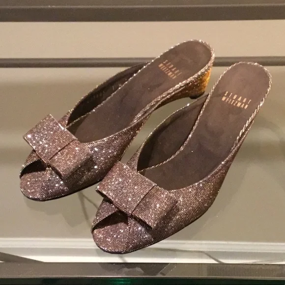 サンダル・ミュール Stuart Weitzman Silver Glitter Slide Sandal With Bow Accents Stuart Weitzman Silver Glitter Slide Sandal With Bow Accents